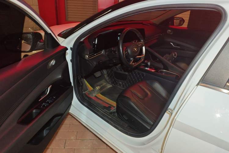 Used Hyundai Elantra 2021 1.5L CVT LUX Prestige Edition Driver Seat