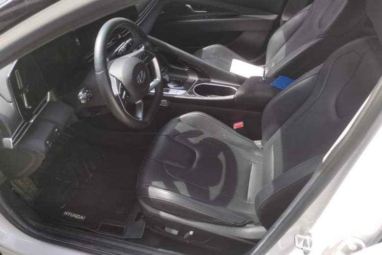Used Hyundai Elantra 2021 1.5L CVT LUX Prestige Edition Driver Seat