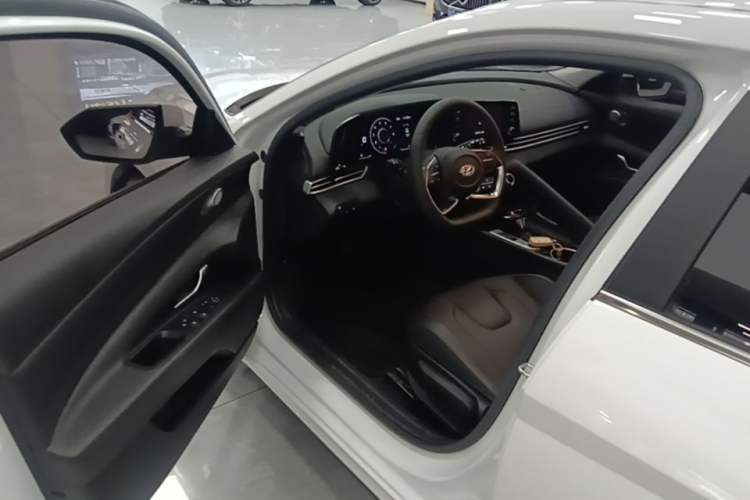 Used Hyundai Elantra 2021 1.5L CVT GLX Elite Edition Driver Seat