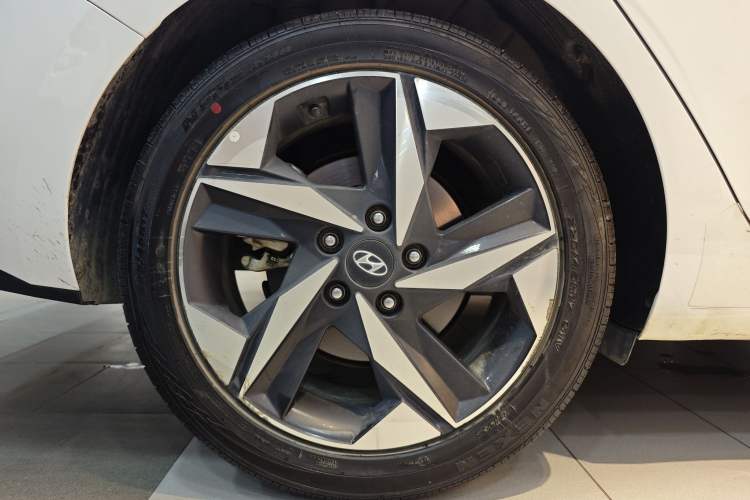 Used Hyundai Elantra 2021 1.5L CVT LUX Prestige Edition Exterior 12