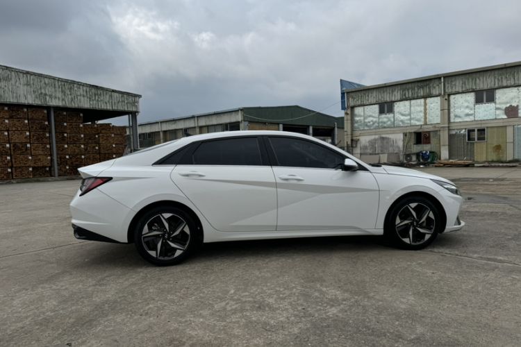 Used Hyundai Elantra 2021 1.5L CVT LUX Prestige Edition Exterior 3