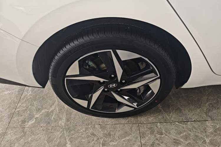Used Hyundai Elantra 2021 1.5L CVT GLX Elite Edition Exterior 5