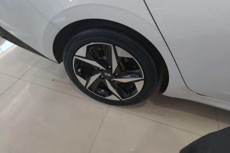 Used Hyundai Elantra 2021 1.5L CVT LUX Prestige Edition Exterior 5