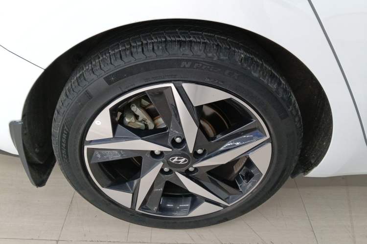 Used Hyundai Elantra 2021 1.5L CVT LUX Prestige Edition Exterior 5
