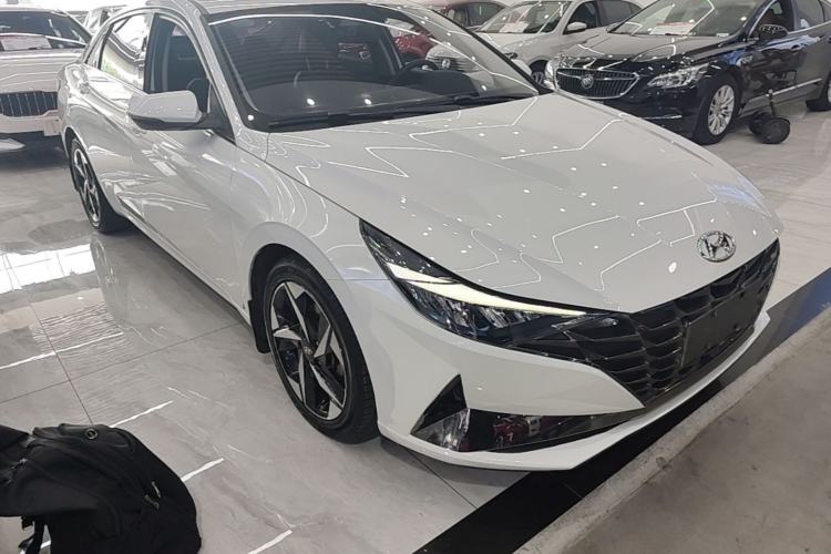 Used Hyundai Elantra 2021 1.5L CVT LUX Prestige Edition Front Right 45 Deg