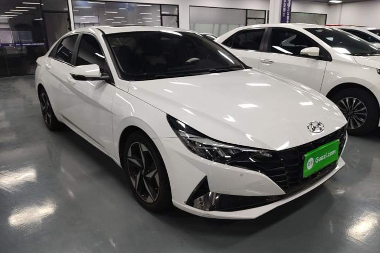 Used Hyundai Elantra 2021 1.5L CVT LUX Prestige Edition Front Right 45 Deg