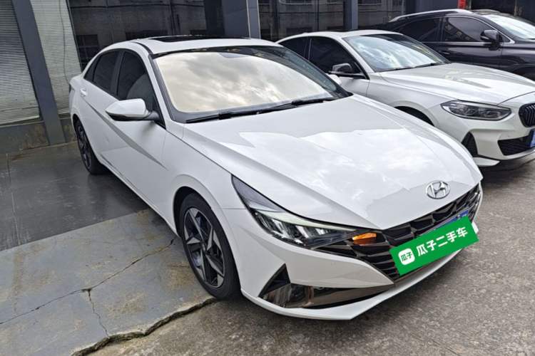 Used Hyundai Elantra 2021 1.5L CVT GLX Elite Edition Front Right 45 Deg