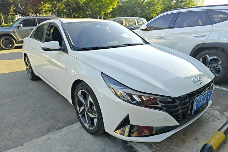 Used Hyundai Elantra 2021 1.5L CVT LUX Prestige Edition Front Right 45 Deg