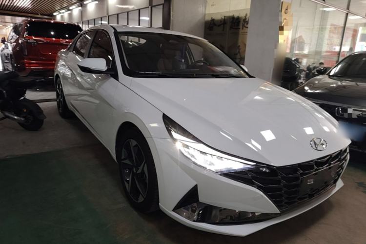 Used Hyundai Elantra 2021 1.5L CVT LUX Prestige Edition Front Right 45 Deg