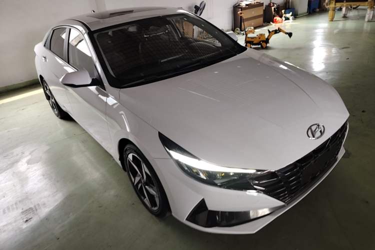 Used Hyundai Elantra 2021 1.5L CVT LUX Prestige Edition Front Right 45 Deg