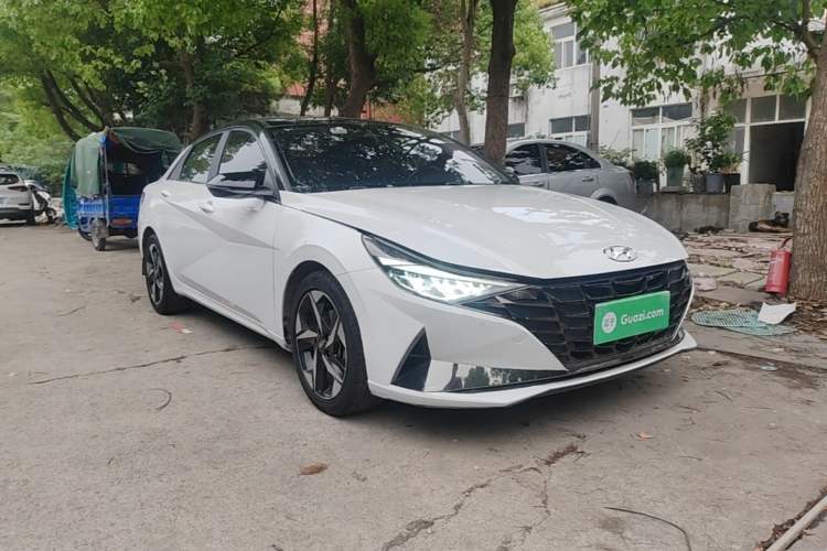 Used Hyundai Elantra 2021 1.5L CVT LUX Prestige Edition Front Right 45 Deg