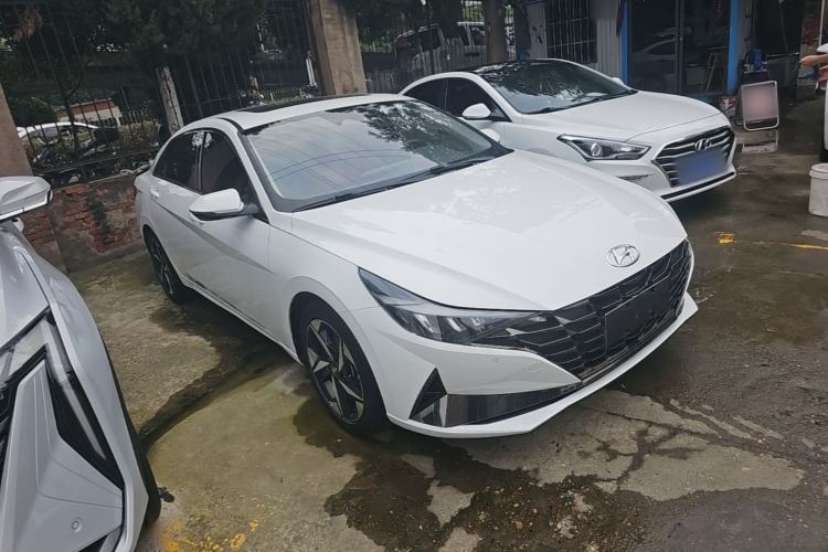 Used Hyundai Elantra 2021 1.5L CVT LUX Prestige Edition Front Right 45 Deg