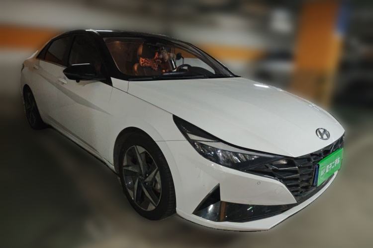 Used Hyundai Elantra 2021 1.5L CVT LUX Prestige Edition Front Right 45 Deg