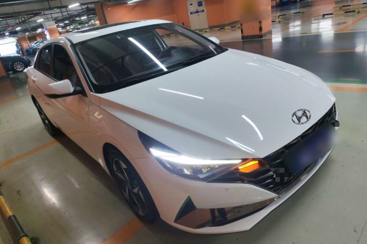 Used Hyundai Elantra 2021 1.5L CVT GLX Elite Edition Front Right 45 Deg