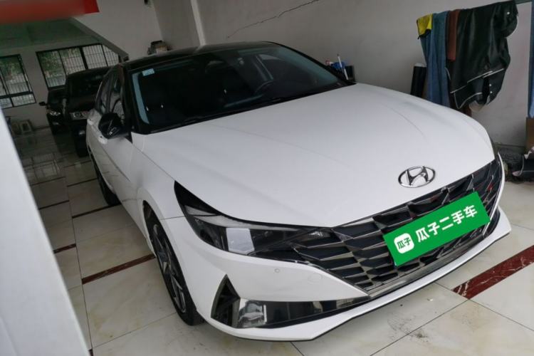 Used Hyundai Elantra 2021 1.5L CVT LUX Prestige Edition Front Right 45 Deg