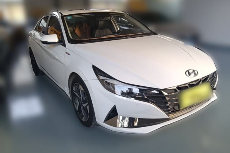 Used Hyundai Elantra 2021 1.5L CVT GLX Elite Edition Front Right 45 Deg