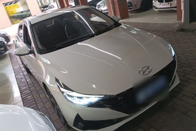 Used Hyundai Elantra 2021 1.5L CVT LUX Prestige Edition Front Right 45 Deg