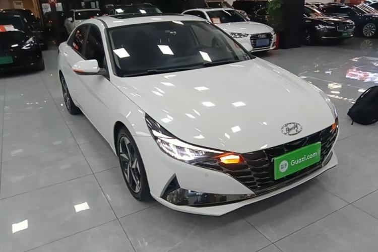 Used Hyundai Elantra 2021 1.5L CVT GLX Elite Edition Front Right 45 Deg
