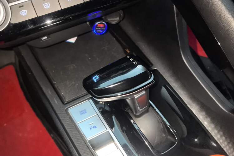 Used Hyundai Elantra 2021 1.5L CVT GLX Elite Edition Gear Lever