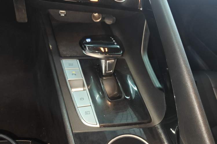 Used Hyundai Elantra 2021 1.5L CVT GLX Elite Edition Gear Lever
