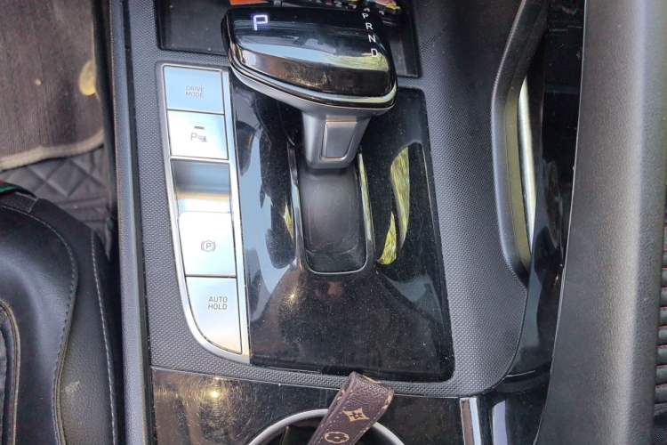 Used Hyundai Elantra 2021 1.5L CVT GLX Elite Edition Gear Lever