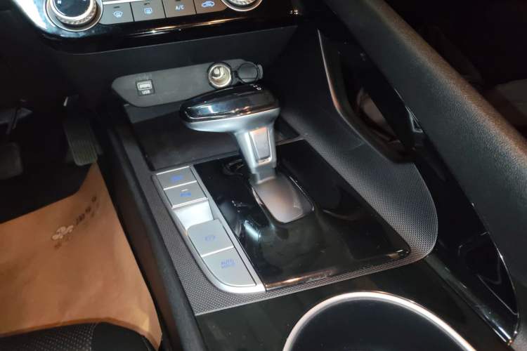 Used Hyundai Elantra 2021 1.5L CVT GLX Elite Edition Gear Lever