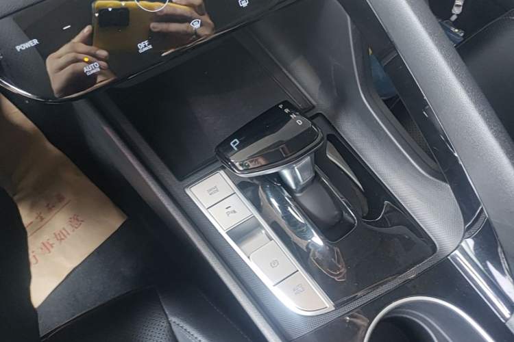 Used Hyundai Elantra 2021 1.5L CVT GLX Elite Edition Gear Lever