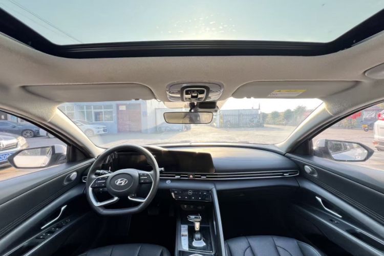 Used Hyundai Elantra 2021 1.5L CVT LUX Prestige Edition Interior 1