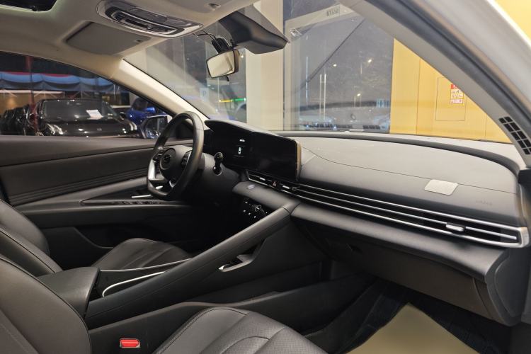 Used Hyundai Elantra 2021 1.5L CVT LUX Prestige Edition Interior 10