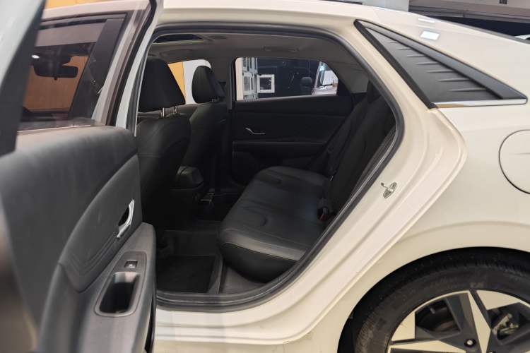 Used Hyundai Elantra 2021 1.5L CVT LUX Prestige Edition Interior 11