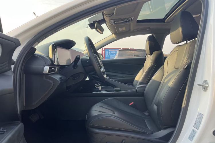 Used Hyundai Elantra 2021 1.5L CVT LUX Prestige Edition Interior 2