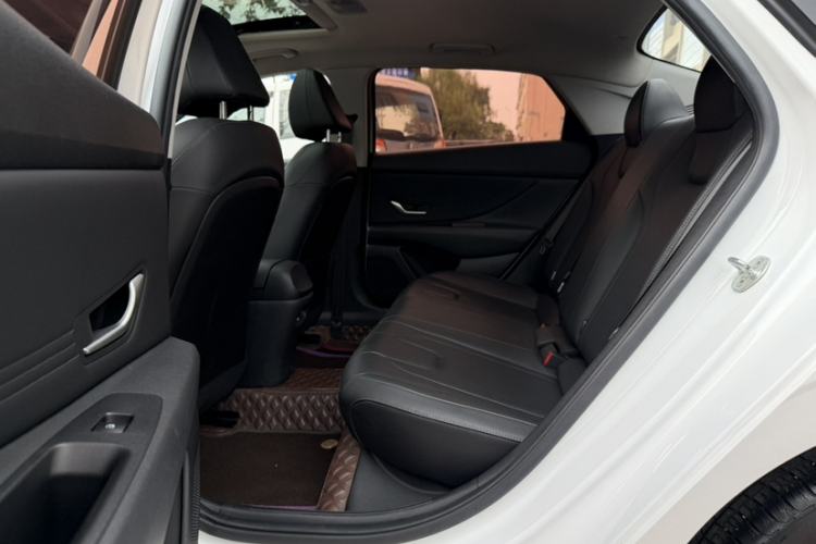 Used Hyundai Elantra 2021 1.5L CVT LUX Prestige Edition Interior 2
