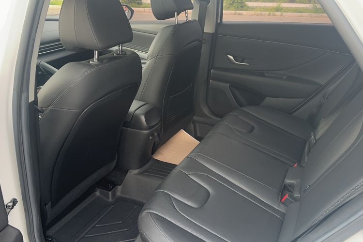 Used Hyundai Elantra 2021 1.5L CVT LUX Prestige Edition Interior 2