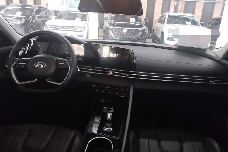 Used Hyundai Elantra 2021 1.5L CVT GLX Elite Edition Interior 2