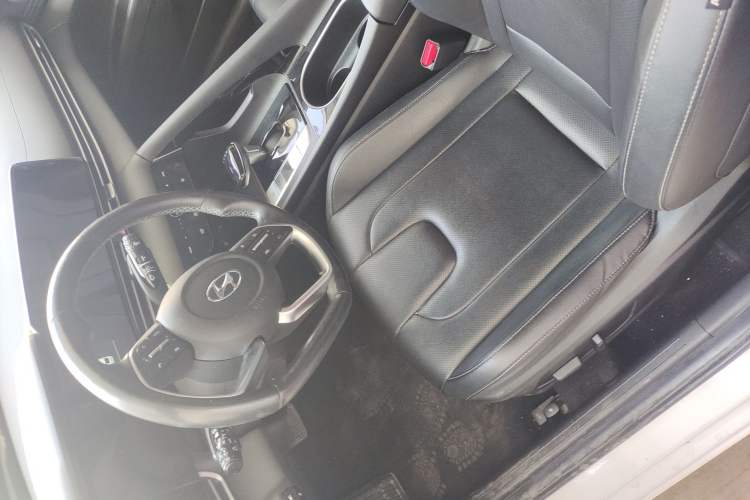 Used Hyundai Elantra 2021 1.5L CVT LUX Prestige Edition Interior 2