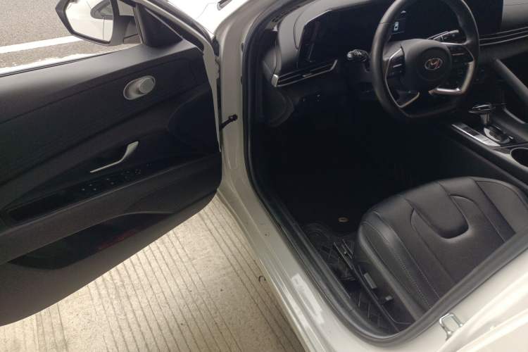 Used Hyundai Elantra 2021 1.5L CVT LUX Prestige Edition Interior 3