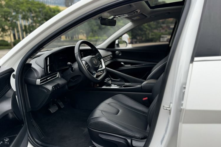 Used Hyundai Elantra 2021 1.5L CVT GLX Elite Edition Interior 3