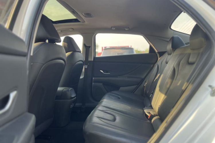 Used Hyundai Elantra 2021 1.5L CVT LUX Prestige Edition Interior 3