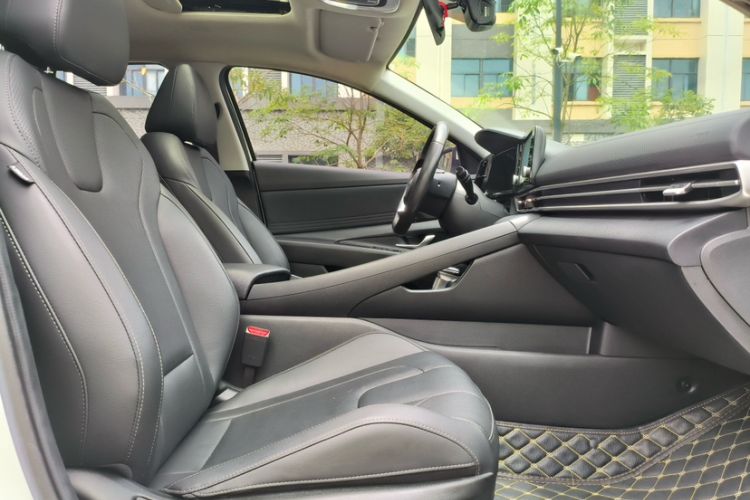 Used Hyundai Elantra 2021 1.5L CVT GLX Elite Edition Interior 3