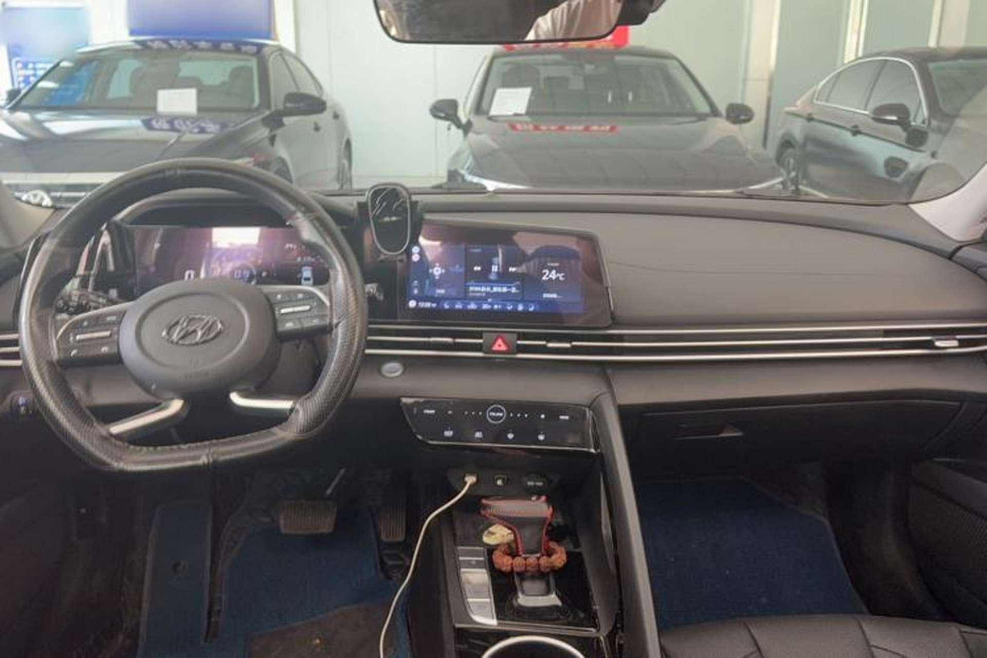 Used Hyundai Elantra 2021 1.5L CVT LUX Prestige Edition Interior 3