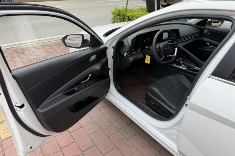 Used Hyundai Elantra 2021 1.5L CVT LUX Prestige Edition Interior 3