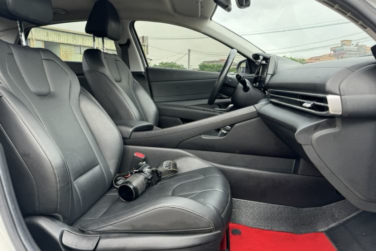 Used Hyundai Elantra 2021 1.5L CVT LUX Prestige Edition Interior 3