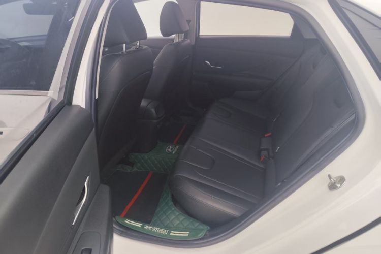 Used Hyundai Elantra 2021 1.5L CVT LUX Prestige Edition Interior 3