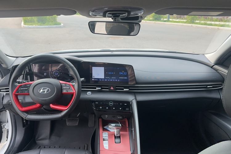 Used Hyundai Elantra 2021 1.5L CVT LUX Prestige Edition Interior 3