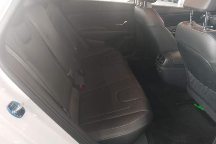 Used Hyundai Elantra 2021 1.5L CVT GLX Elite Edition Interior 3