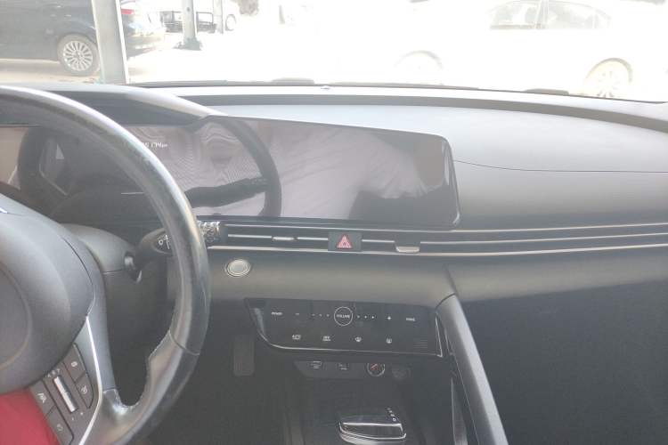 Used Hyundai Elantra 2021 1.5L CVT LUX Prestige Edition Interior 3