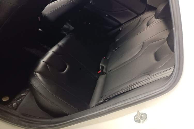 Used Hyundai Elantra 2021 1.5L CVT LUX Prestige Edition Interior 4
