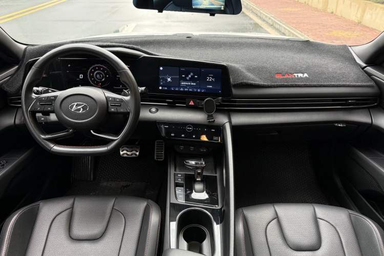 Used Hyundai Elantra 2021 240TGDi DCT LUX Prestige Edition Interior 4