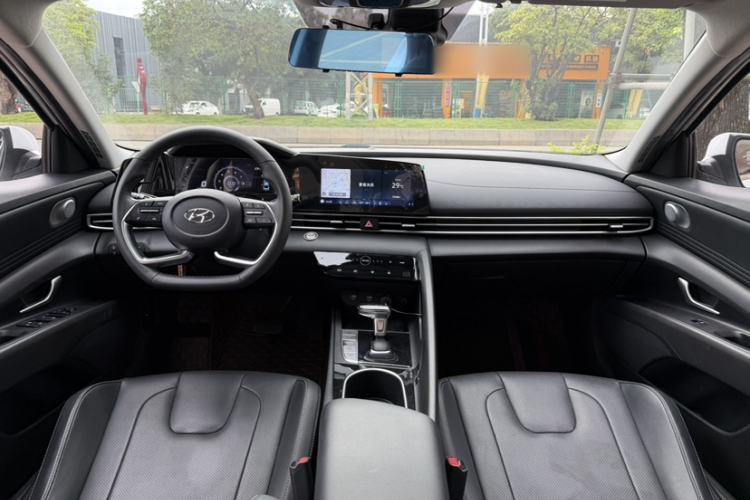 Used Hyundai Elantra 2021 1.5L CVT LUX Prestige Edition Interior 4