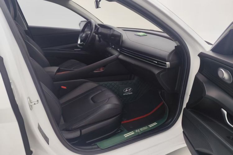 Used Hyundai Elantra 2021 1.5L CVT LUX Prestige Edition Interior 4